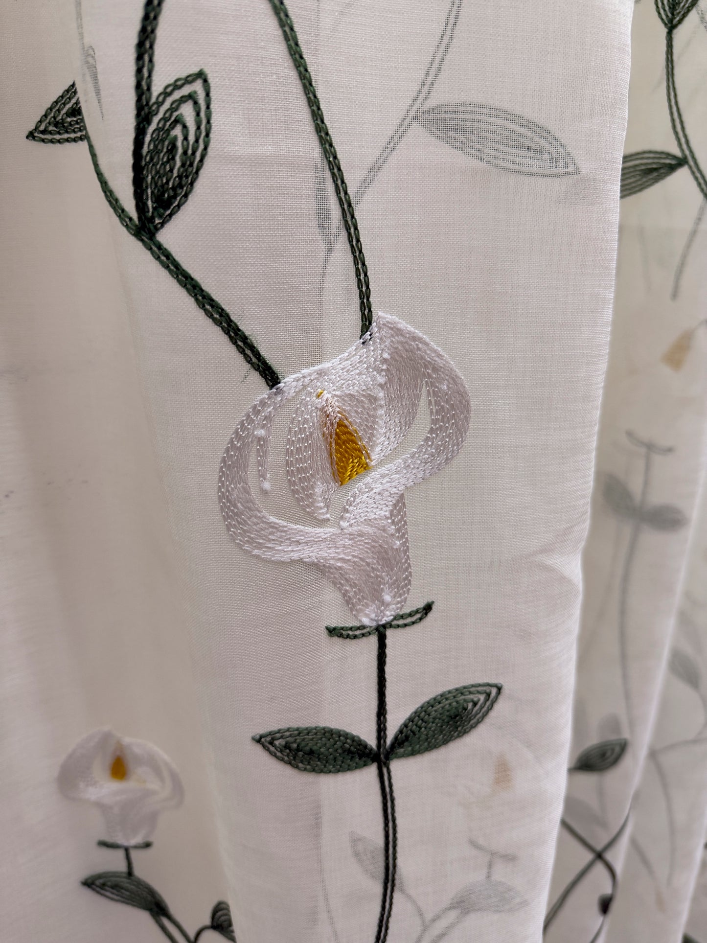 Cortinas de Tergal Bordado – Elegancia y Estilo para tu Hogar